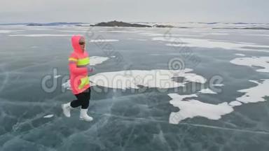 冬天的冰上女子是在体育比赛中行走的。 女孩在冬天在冰上训练。 运动北欧力量